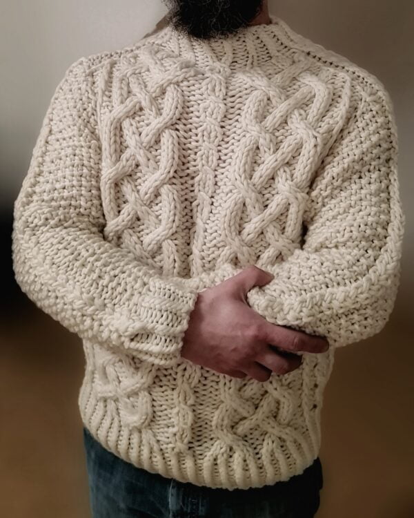 sweter robiony na drutach